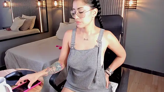 aura-baker online show from February 5, 2025, 3:42 pm