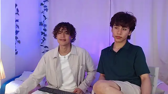 Snapshot of Tommyfoxboy chatting on March 18, 2025, 9:21 pm Tommyfoxboy online show from March 18, 2025, 9:21 pm