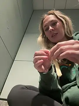 Snapshot of M1ssyk1ssy chatting on January 10, 2025, 3:48 pm M1ssyk1ssy online show from January 10, 2025, 3:48 pm