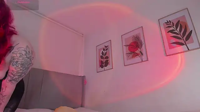 Whitekitty-exe online show from January 6, 2025, 10:58 pm