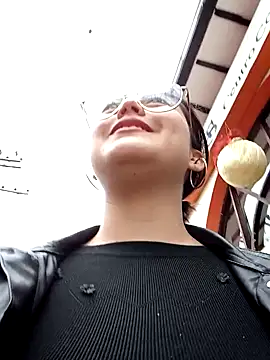 lara moon25 online show from January 3, 2025, 7:29 pm