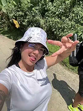 Snapshot of camianddanna chatting on January 15, 2025, 6:19 pm camianddanna online show from January 15, 2025, 6:19 pm