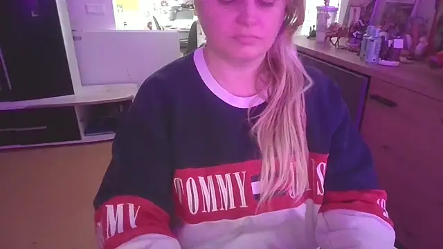 Snapshot of Meliss_Official9 chatting on December 22, 2025, 9:17 am Meliss Official9 online show from December 22, 2025, 9:17 am