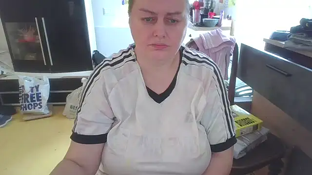 Snapshot of Meliss_Official9 chatting on April 2, 2026, 7:06 am Meliss Official9 online show from April 2, 2026, 7:06 am