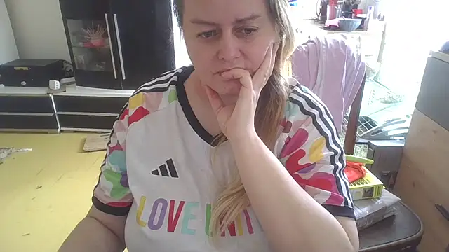 Snapshot of Meliss_Official9 chatting on April 4, 2026, 10:13 am Meliss Official9 online show from April 4, 2026, 10:13 am