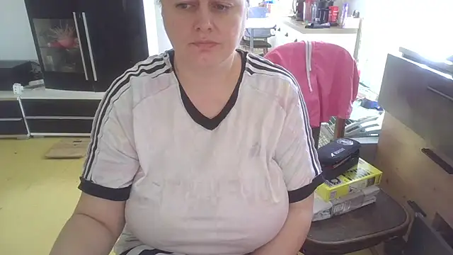 Snapshot of Meliss_Official9 chatting on April 5, 2026, 7:38 am Meliss Official9 online show from April 5, 2026, 7:38 am