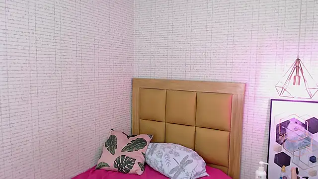 MAGNOLEROY online show from February 8, 2025, 10:40 pm