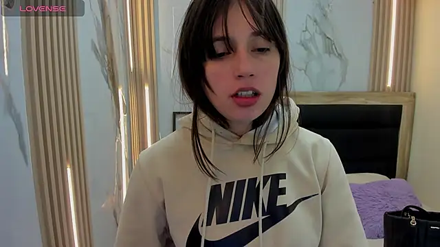 MAGNOLEROY online show from November 15, 2025, 12:45 pm