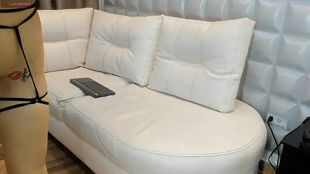 valentinasu1 online show from February 18, 2025, 4:16 pm