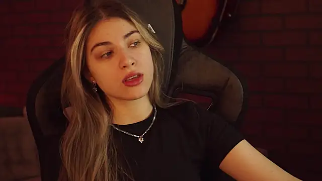 Snapshot of EllieCutes chatting on February 18, 2025, 5:31 am EllieCutes online show from February 18, 2025, 5:31 am