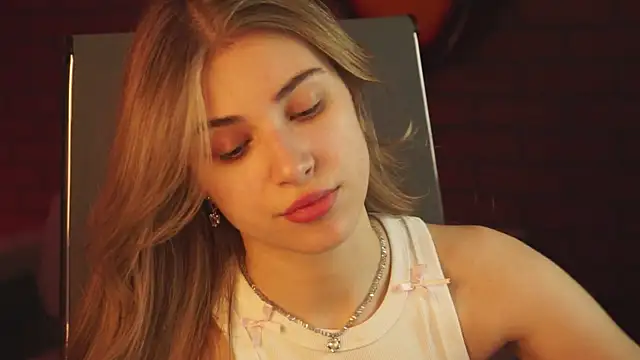 Snapshot of EllieCutes chatting on March 4, 2025, 3:33 am EllieCutes online show from March 4, 2025, 3:33 am