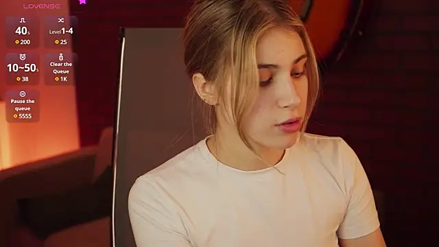 Snapshot of EllieCutes chatting on March 17, 2025, 8:29 am EllieCutes online show from March 17, 2025, 8:29 am