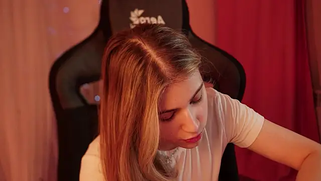 Snapshot of EllieCutes chatting on March 22, 2025, 9:02 am EllieCutes online show from March 22, 2025, 9:02 am