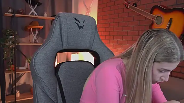 EllieCutes online show from April 11, 2026, 10:08 am