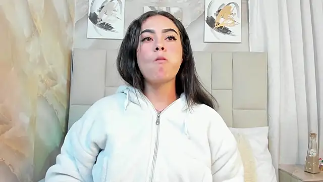 Jaslyn  Smith online show from November 6, 2025, 4:52 pm