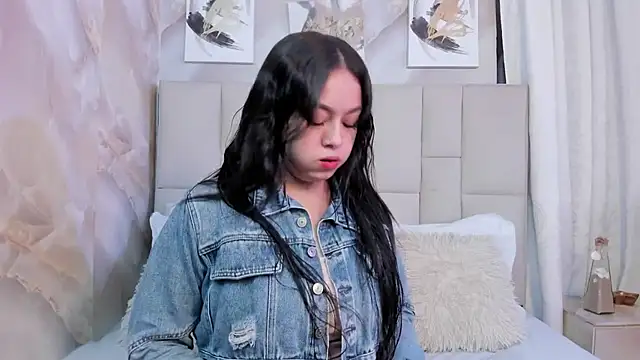 Jaslyn  Smith online show from February 16, 2026, 4:25 pm