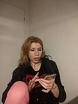 EvaRush online show from December 17, 2025, 9:54 pm