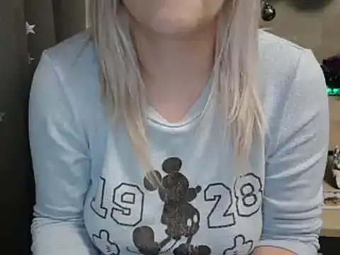 Snapshot of LaRa_forU chatting on December 28, 2024, 10:02 pm LaRa forU online show from December 28, 2024, 10:02 pm