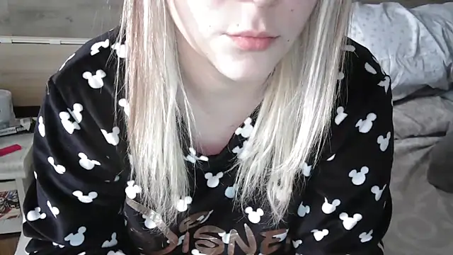 Snapshot of LaRa_forU chatting on February 17, 2025, 12:38 pm LaRa forU online show from February 17, 2025, 12:38 pm