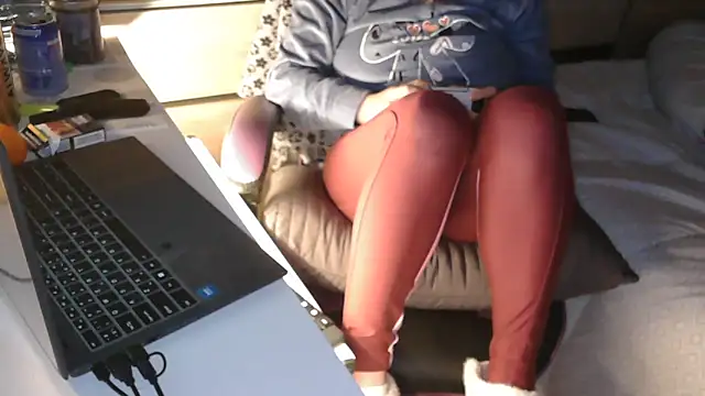 Snapshot of LaRa_forU chatting on November 28, 2025, 4:53 pm LaRa forU online show from November 28, 2025, 4:53 pm