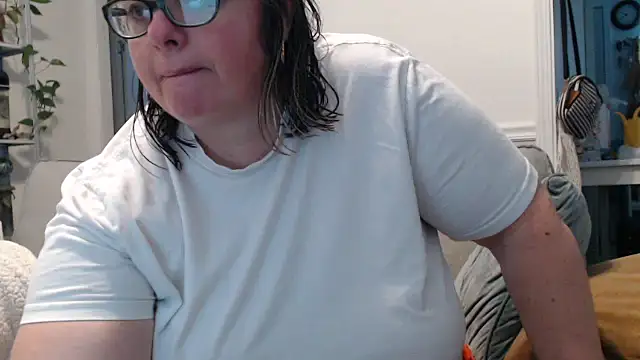 Snapshot of LauLauPAWG chatting on February 16, 2025, 2:43 pm LauLauPAWG online show from February 16, 2025, 2:43 pm