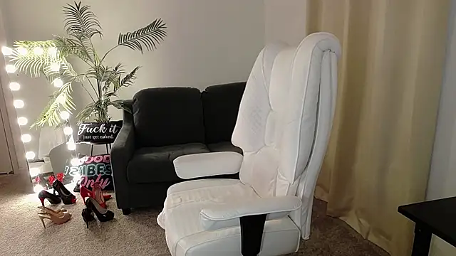 Snapshot of YourMarthaMayer chatting on February 3, 2025, 6:49 pm YourMarthaMayer online show from February 3, 2025, 6:49 pm