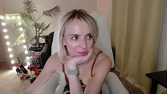 Snapshot of YourMarthaMayer chatting on February 14, 2025, 3:05 pm YourMarthaMayer online show from February 14, 2025, 3:05 pm