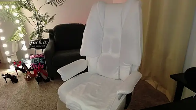 Snapshot of YourMarthaMayer chatting on March 1, 2025, 5:49 pm YourMarthaMayer online show from March 1, 2025, 5:49 pm