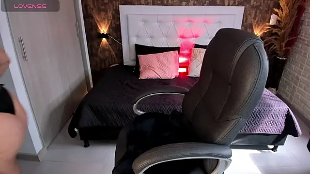 samantha  karolstone online show from February 6, 2025, 7:40 pm