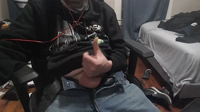 Snapshot of chicostick413 chatting on December 22, 2024, 4:17 am chicostick413 online show from December 22, 2024, 4:17 am