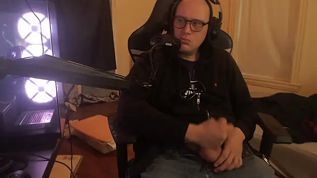 Snapshot of chicostick413 chatting on October 22, 2025, 1:33 pm chicostick413 online show from October 22, 2025, 1:33 pm