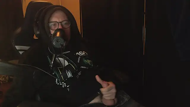 chicostick413 online show from December 16, 2025, 10:04 pm