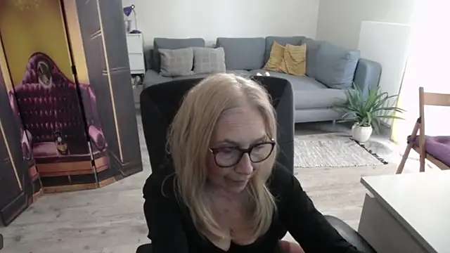 sofia xkiss online show from April 8, 2026, 1:55 pm