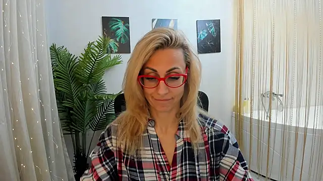 Snapshot of MuseOfStage chatting on February 7, 2025, 12:06 pm MuseOfStage online show from February 7, 2025, 12:06 pm