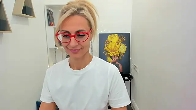 Snapshot of MuseOfStage chatting on March 20, 2025, 2:32 pm MuseOfStage online show from March 20, 2025, 2:32 pm