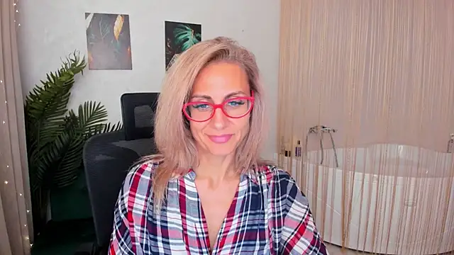 Snapshot of MuseOfStage chatting on September 23, 2025, 11:35 am MuseOfStage online show from September 23, 2025, 11:35 am