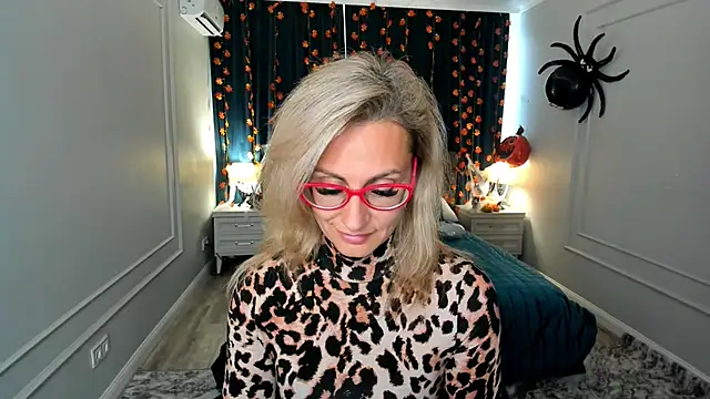 Snapshot of MuseOfStage chatting on October 12, 2025, 11:31 am MuseOfStage online show from October 12, 2025, 11:31 am