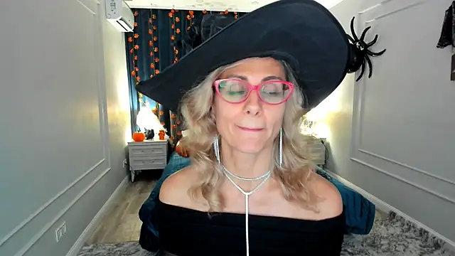 Snapshot of MuseOfStage chatting on October 31, 2025, 11:55 am MuseOfStage online show from October 31, 2025, 11:55 am