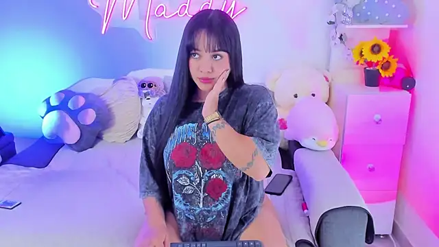 Snapshot of MaddyParisi chatting on March 11, 2025, 5:05 am MaddyParisi online show from March 11, 2025, 5:05 am