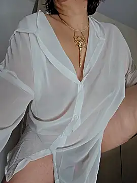 Snapshot of EvaNights chatting on December 22, 2024, 9:09 pm EvaNights online show from December 22, 2024, 9:09 pm