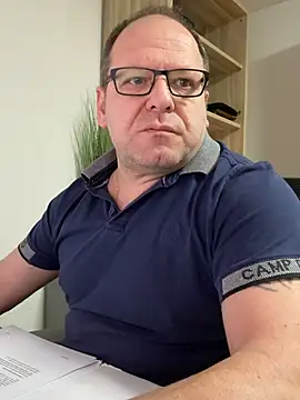 Snapshot of coupleLatinaLovers chatting on February 7, 2025, 5:52 am coupleLatinaLovers online show from February 7, 2025, 5:52 am