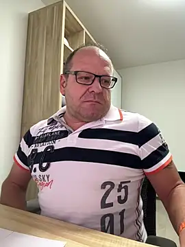 Snapshot of coupleLatinaLovers chatting on October 13, 2025, 4:56 am coupleLatinaLovers online show from October 13, 2025, 4:56 am