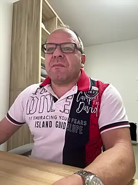 Snapshot of coupleLatinaLovers chatting on November 17, 2025, 5:57 am coupleLatinaLovers online show from November 17, 2025, 5:57 am