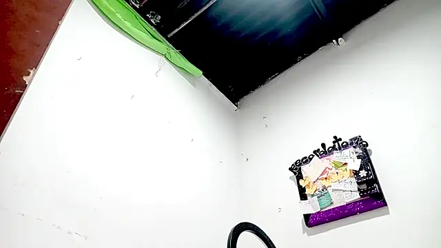 PetiteIvoryQueen19 online show from December 3, 2025, 4:09 am