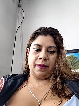 Laura-Hernandez online show from November 24, 2025, 3:12 pm