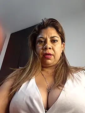 Snapshot of Laura-Hernandez chatting on May 14, 2026, 9:10 pm Laura-Hernandez online show from May 14, 2026, 9:10 pm