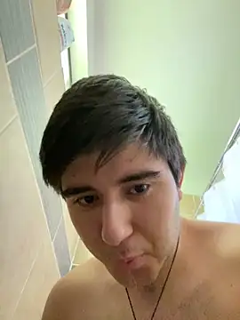 Snapshot of Yann_18 chatting on October 17, 2025, 8:22 pm Yann 18 online show from October 17, 2025, 8:22 pm