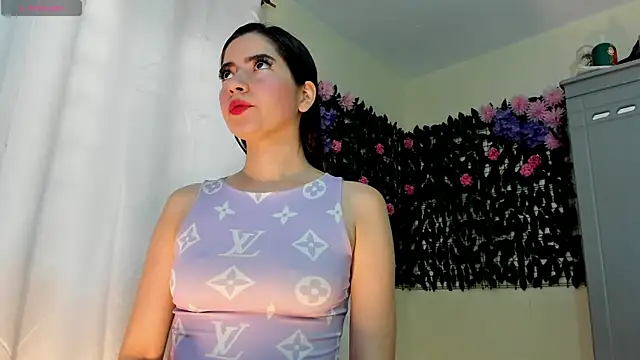 sweetieandjuicyy online show from April 17, 2026, 3:48 pm