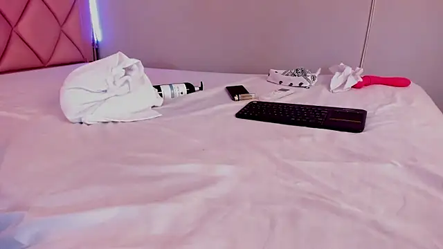 megan 100 online show from December 15, 2024, 1:24 am