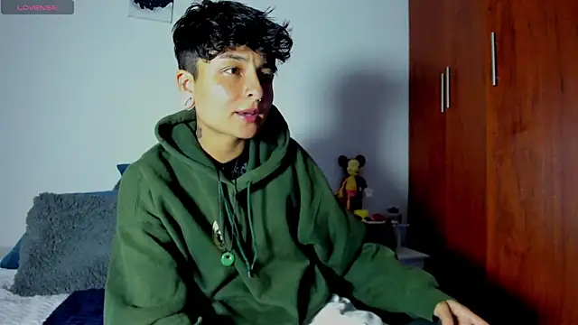 Snapshot of ZuryRamirez_ chatting on January 6, 2025, 12:16 am ZuryRamirez online show from January 6, 2025, 12:16 am